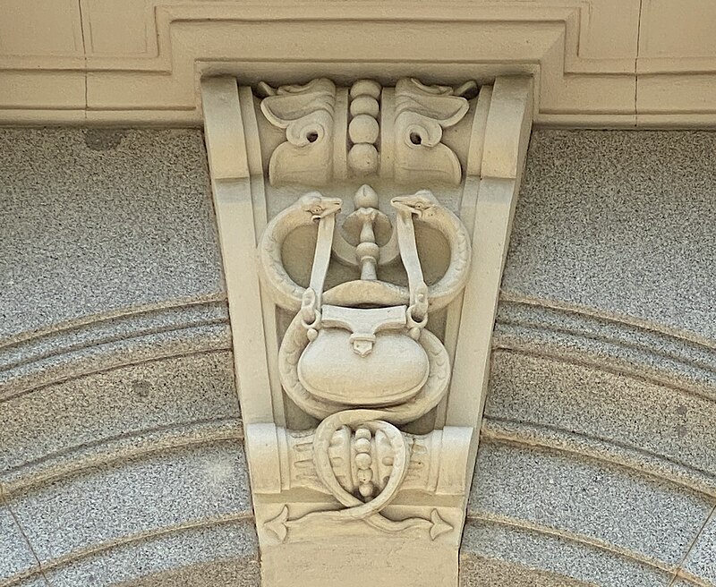 Detalle escultórico de la Bolsa de Madrid