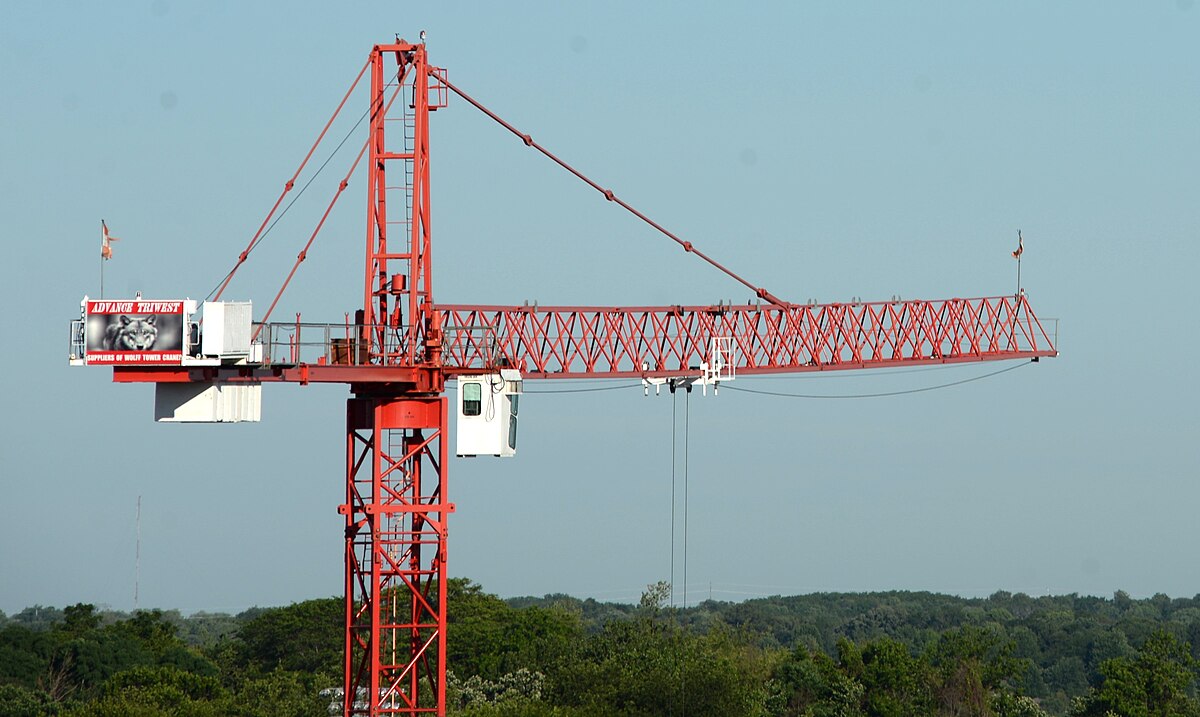 Una grúa torre recortada contra el cielo