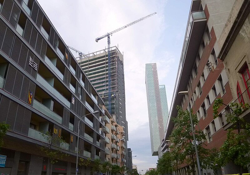 Grúas torre en una obra de Barcelona