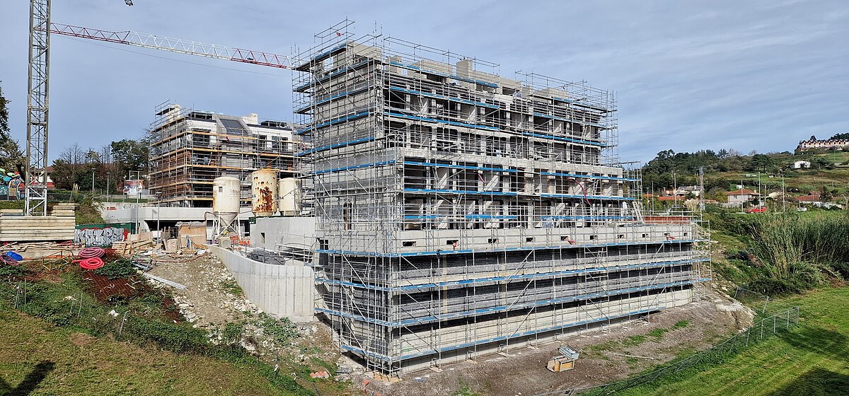 Bloques de viviendas en construcción cubiertos de andamios