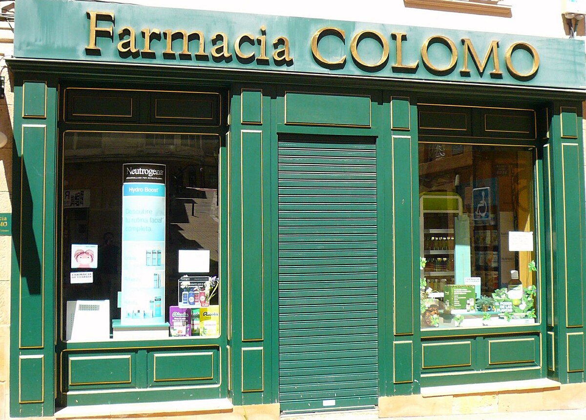 Fachada de madera de una farmacia tradicional en Haro