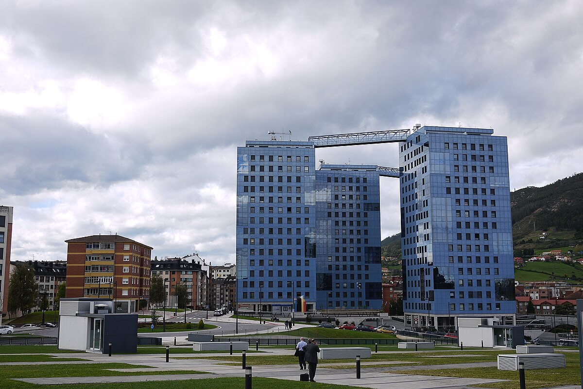 Bloques de edificios modernos junto a una zona verde