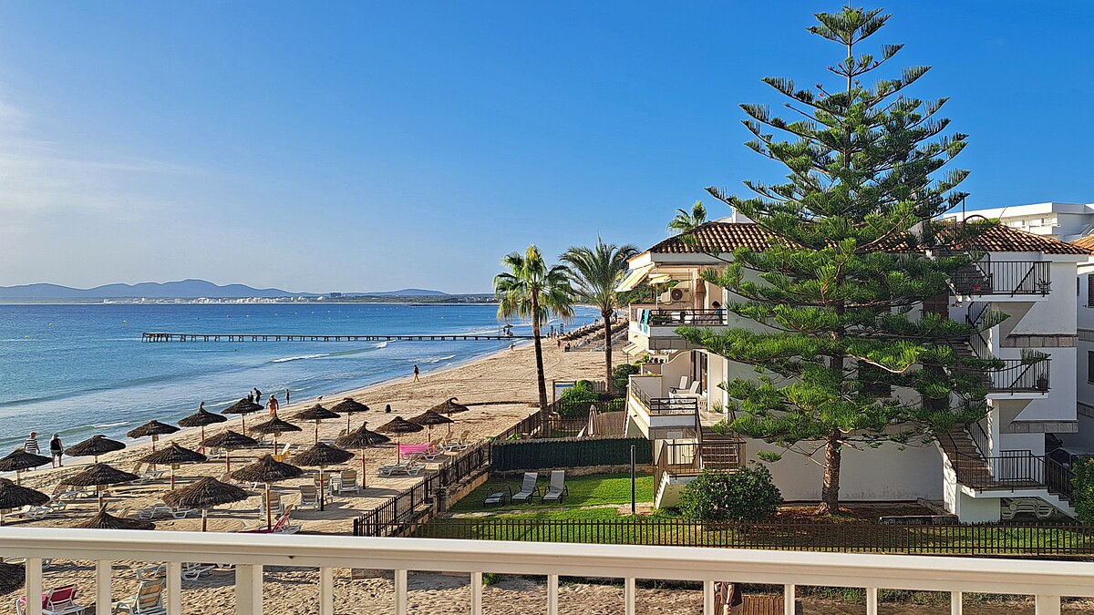 Apartamentos frente a una playa con el mar al fondo