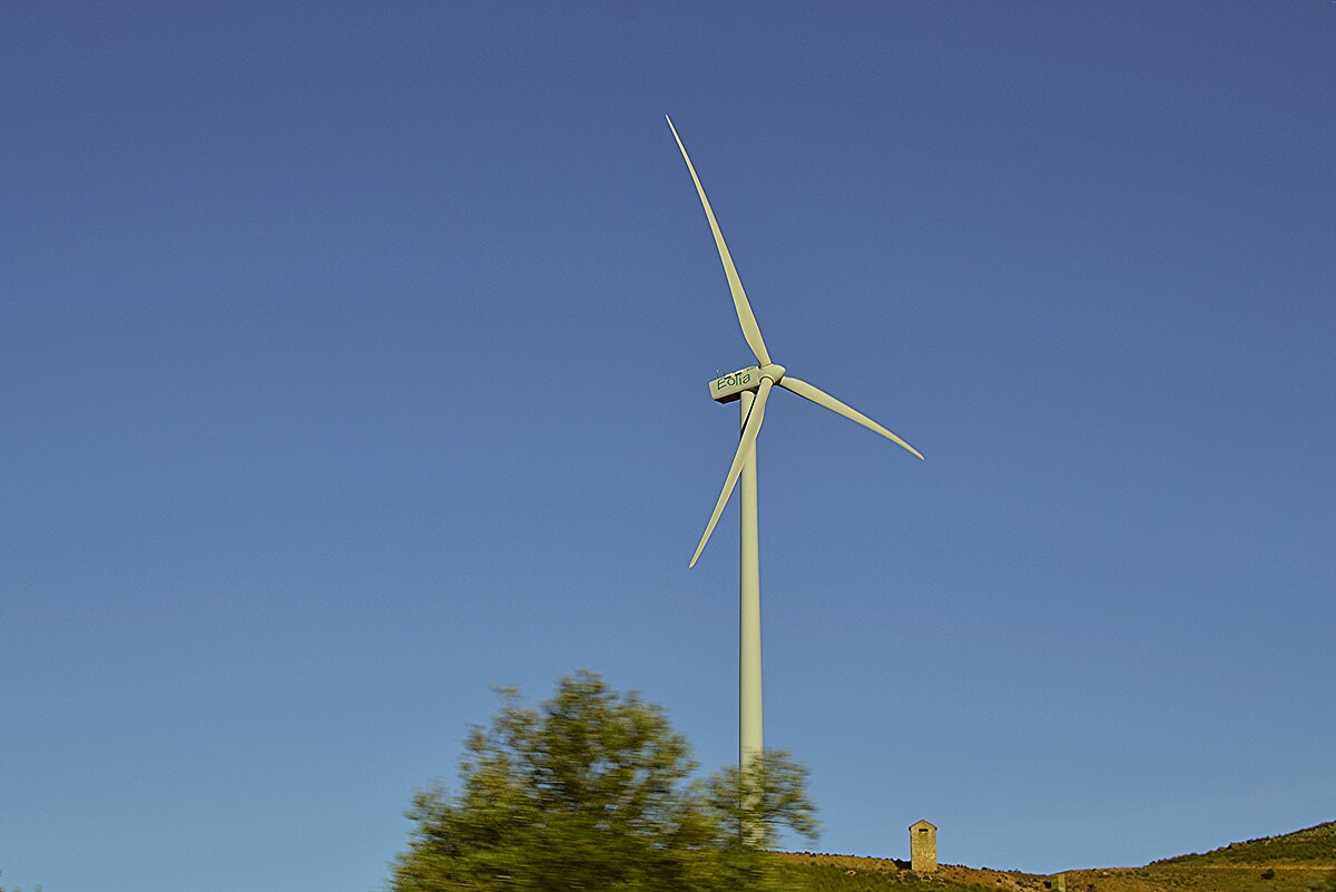 Un aerogenerador recortado contra el cielo