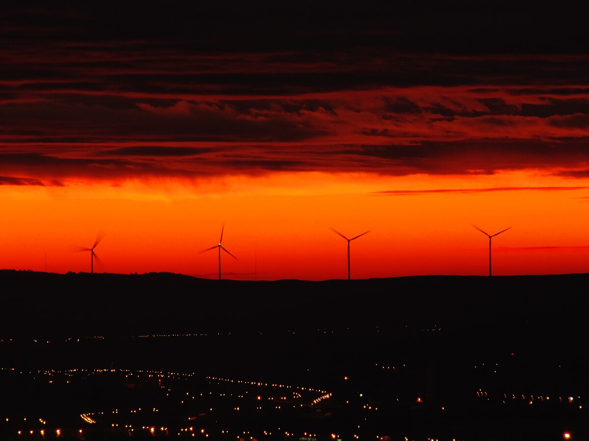 Aerogeneradores en el horizonte antes del amanecer