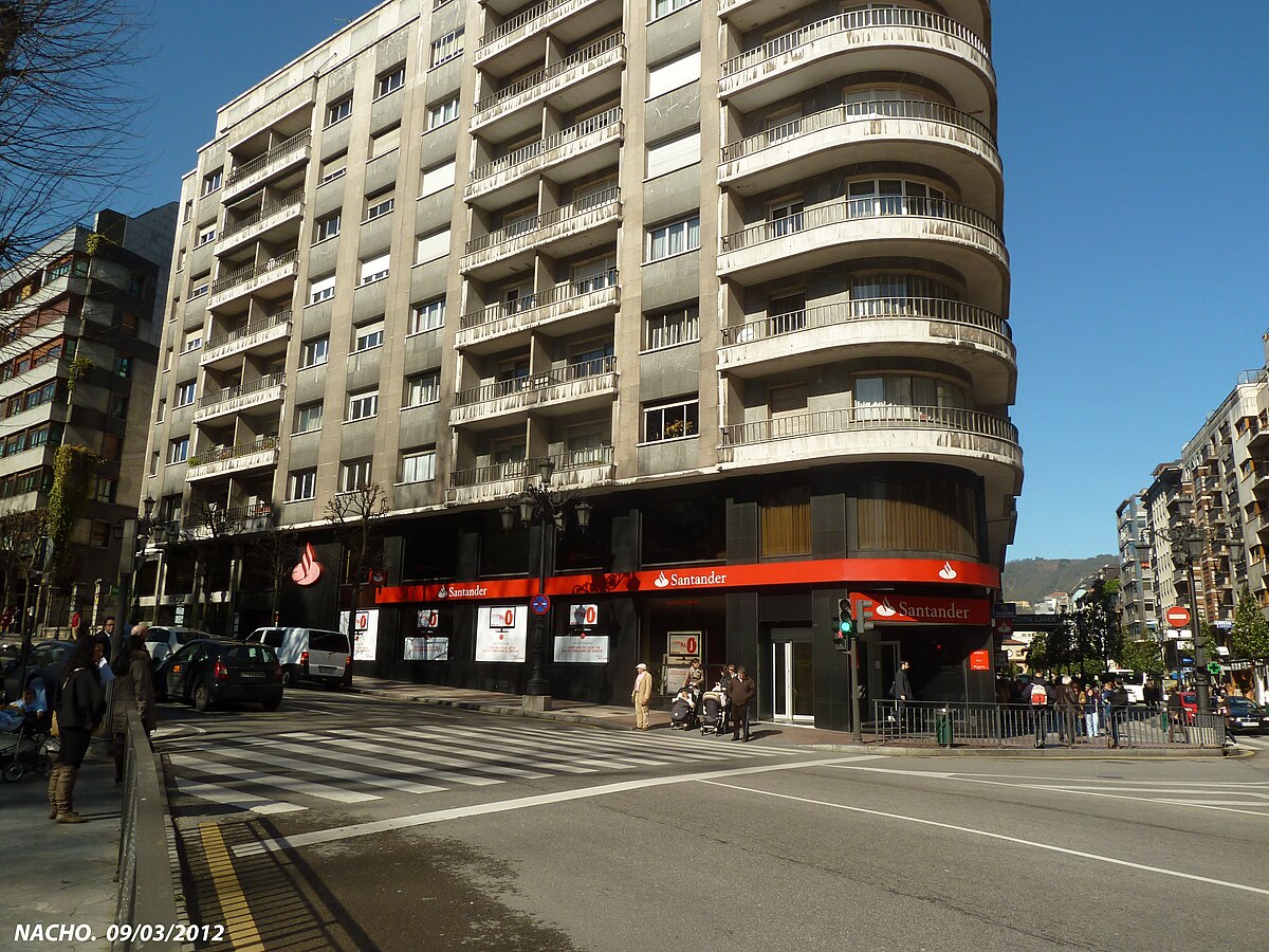 Oficina del Banco Santander en los bajos de un edificio