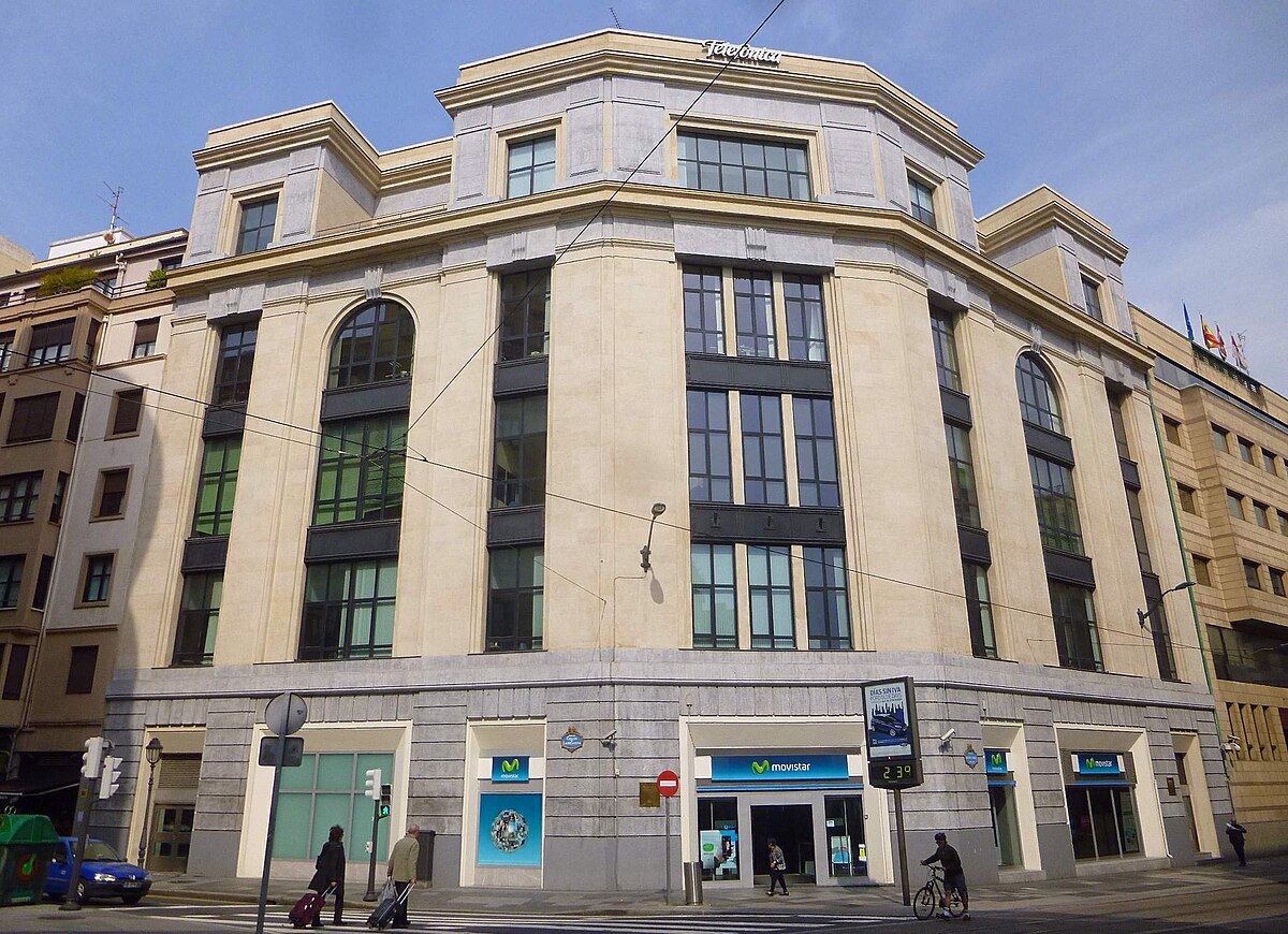 Edificio histórico de Telefónica en una esquina de Bilbao