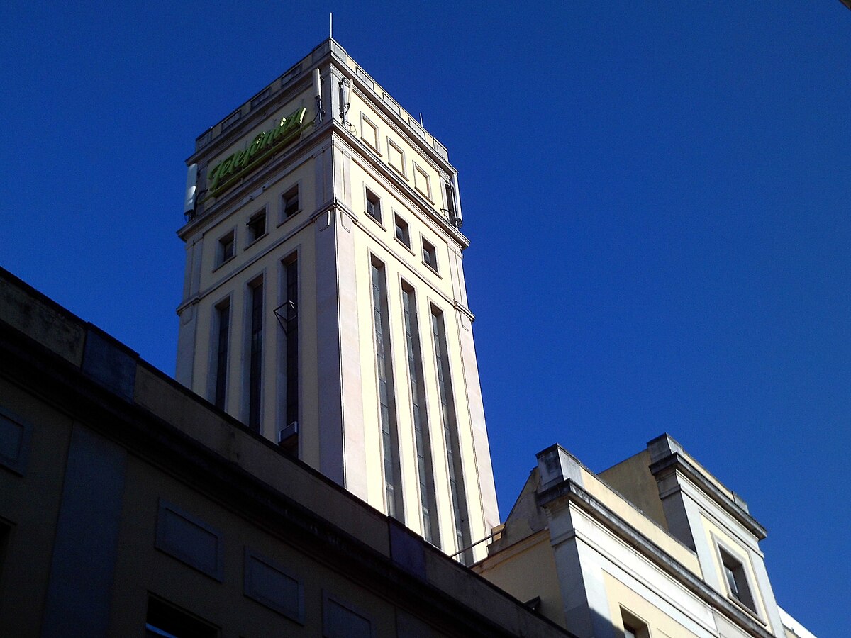 Torre de una central telefónica recortada contra el cielo