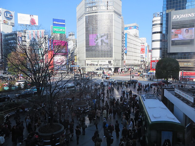 El cruce de Shibuya lleno de gente, con pantallas publicitarias